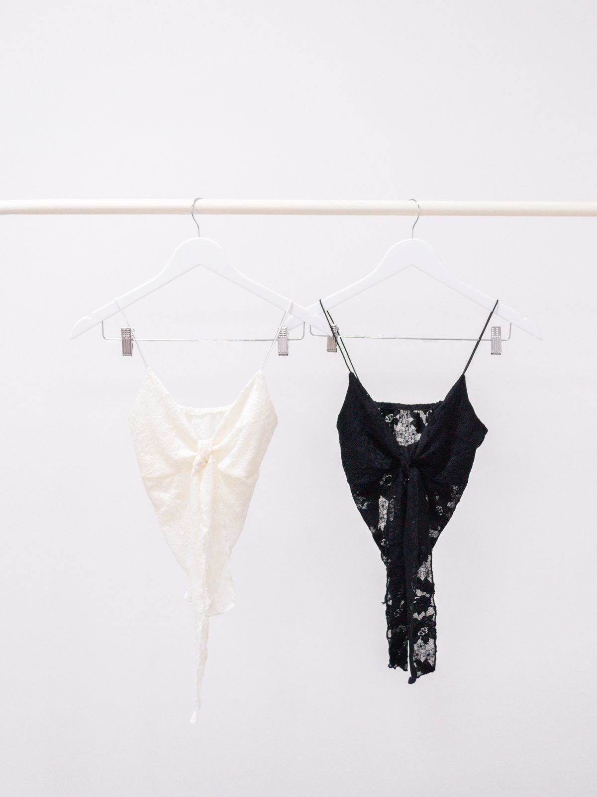 TOP ENCAJE NUDO Y PICOS